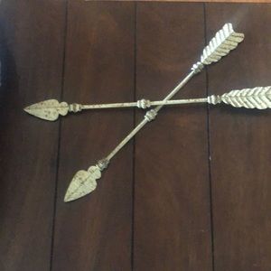 Decorative metal arrows